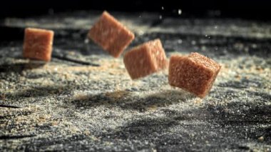 Çubuk şeker masaya düşer. 1000 fps 'de yüksek hızlı bir kamerayla çekildi. Yüksek kaliteli FullHD görüntüler