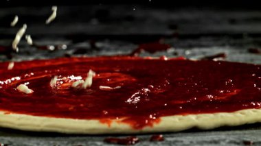 Pizza yapıyorum. Mozzarella peyniri pizzanın üzerine düşer. 1000 fps 'de yüksek hızlı bir kamerayla çekildi. Yüksek kaliteli FullHD görüntüler