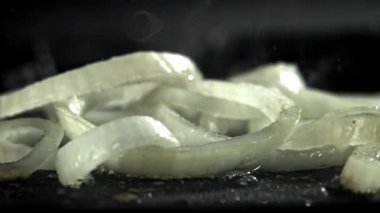 Soğan halkaları tavada kızartılır. 1000 fps 'de yüksek hızlı bir kamerayla çekildi. Yüksek kaliteli FullHD görüntüler