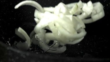Doğranmış soğan sıcak yağın içine düşer. 1000 fps 'de yüksek hızlı bir kamerayla çekildi. Yüksek kaliteli FullHD görüntüler