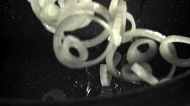 Doğranmış soğan sıcak yağın içine düşer. 1000 fps 'de yüksek hızlı bir kamerayla çekildi. Yüksek kaliteli FullHD görüntüler