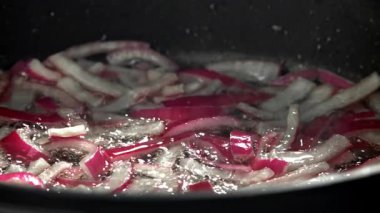 Kırmızı doğranmış soğan bir tavada kızartıldı. 1000 fps 'de yüksek hızlı bir kamerayla çekildi. Yüksek kaliteli FullHD görüntüler