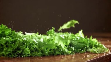 Marul kesme tahtasına düşer. 1000 fps 'de yüksek hızlı bir kamerayla çekildi. Yüksek kaliteli FullHD görüntüler