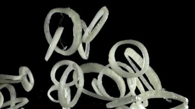 Doğranmış soğan halkaları yukarı aşağı uçuyor. 1000 fps 'de yüksek hızlı bir kamerayla çekildi. Yüksek kaliteli FullHD görüntüler