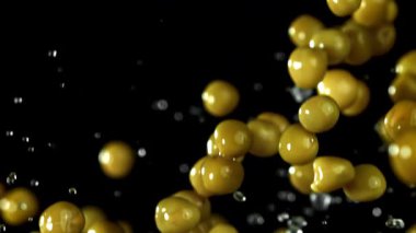 Bezelye konservesi uçar ve düşer. 1000 fps 'de yüksek hızlı bir kamerayla çekildi. Yüksek kaliteli FullHD görüntüler