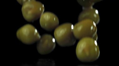 Bezelye konservesi ıslak masaya düşer. 1000 fps 'de yüksek hızlı bir kamerayla çekildi. Yüksek kaliteli FullHD görüntüler