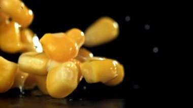 Konserve mısır ıslak masaya düşer. 1000 fps 'de yüksek hızlı bir kamerayla çekildi. Yüksek kaliteli FullHD görüntüler
