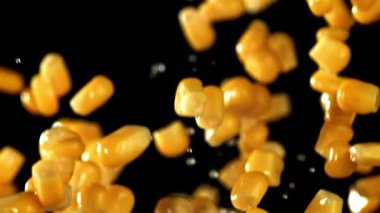 Konserve mısır uçar ve düşer. 1000 fps 'de yüksek hızlı bir kamerayla çekildi. Yüksek kaliteli FullHD görüntüler