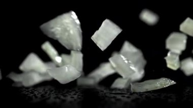 Doğranmış soğan masaya düşer. 1000 fps 'de yüksek hızlı bir kamerayla çekildi. Yüksek kaliteli FullHD görüntüler