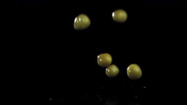 Bezelye konservesi ıslak masaya düşer. 1000 fps 'de yüksek hızlı bir kamerayla çekildi. Yüksek kaliteli FullHD görüntüler