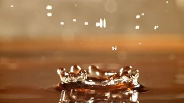 Bir damla siyah çay. 1000 fps 'de yüksek hızlı bir kamerayla çekildi. Yüksek kaliteli FullHD görüntüler