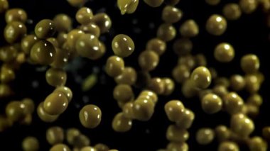 Bezelye konservesi uçar ve düşer. 1000 fps 'de yüksek hızlı bir kamerayla çekildi. Yüksek kaliteli FullHD görüntüler