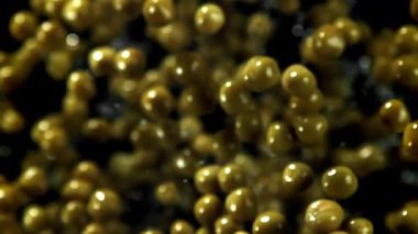 Bezelye konservesi uçar ve düşer. 1000 fps 'de yüksek hızlı bir kamerayla çekildi. Yüksek kaliteli FullHD görüntüler