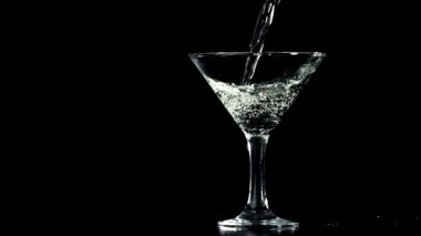Martini bardağa doldurulur. 1000 fps 'de yüksek hızlı bir kamerayla çekildi. Yüksek kaliteli FullHD görüntüler
