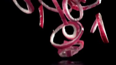 Dilimlenmiş soğan halkaları ıslak masaya düşer. 1000 fps 'de yüksek hızlı bir kamerayla çekildi. Yüksek kaliteli FullHD görüntüler