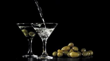 Martini bardağa doldurulur. 1000 fps 'de yüksek hızlı bir kamerayla çekildi. Yüksek kaliteli FullHD görüntüler