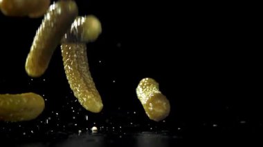 Salatalık turşusu ıslak masaya düşer. 1000 fps 'de yüksek hızlı bir kamerayla çekildi. Yüksek kaliteli FullHD görüntüler