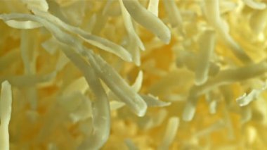 Rendelenmiş peynir yukarı aşağı uçar. 1000 fps 'de yüksek hızlı bir kamerayla çekildi. Yüksek kaliteli FullHD görüntüler
