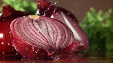 Su damlacıkları soğanın yarısına düşer. 1000 fps 'de yüksek hızlı bir kamerayla çekildi. Yüksek kaliteli FullHD görüntüler