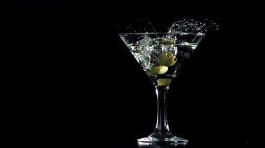 Zeytinler martini bardağına düşer. 1000 fps 'de yüksek hızlı bir kamerayla çekildi. Yüksek kaliteli FullHD görüntüler