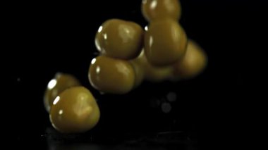 Bezelye konservesi ıslak masaya düşer. 1000 fps 'de yüksek hızlı bir kamerayla çekildi. Yüksek kaliteli FullHD görüntüler