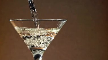 Martini bardağa doldurulur. 1000 fps 'de yüksek hızlı bir kamerayla çekildi. Yüksek kaliteli FullHD görüntüler