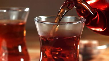 Türk çayı bardağa dökülür. 1000 fps 'de yüksek hızlı bir kamerayla çekildi. Yüksek kaliteli FullHD görüntüler