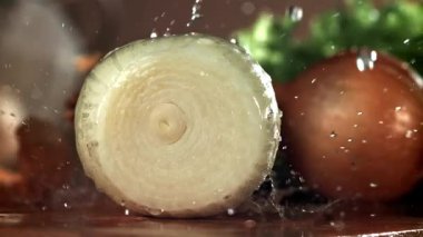 Su damlacıkları soğanın yarısına düşer. 1000 fps 'de yüksek hızlı bir kamerayla çekildi. Yüksek kaliteli FullHD görüntüler