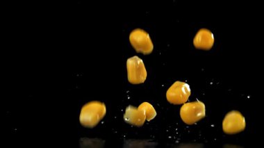Konserve mısır ıslak masaya düşer. 1000 fps 'de yüksek hızlı bir kamerayla çekildi. Yüksek kaliteli FullHD görüntüler