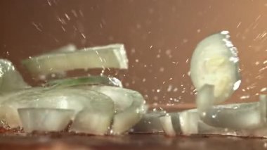 Doğranmış soğan kesme tahtasına düşer. 1000 fps 'de yüksek hızlı bir kamerayla çekildi. Yüksek kaliteli FullHD görüntüler