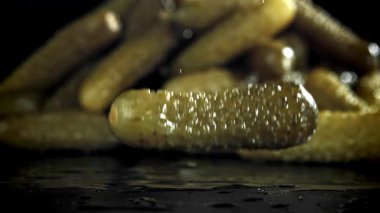 Salatalık turşusu ıslak masaya düşer. 1000 fps 'de yüksek hızlı bir kamerayla çekildi. Yüksek kaliteli FullHD görüntüler