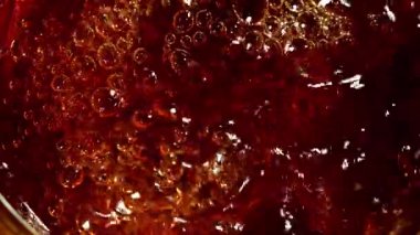 Yüzeyinde kabarcıklar olan siyah aromatik çay. 1000 fps 'de yüksek hızlı bir kamerayla çekildi. Yüksek kaliteli FullHD görüntüler