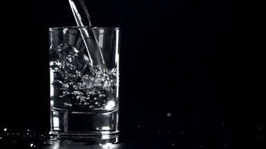 Votka bardağa doldurulur. 1000 fps 'de yüksek hızlı bir kamerayla çekildi. Yüksek kaliteli FullHD görüntüler