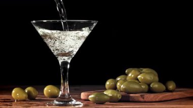 Martini bardağa doldurulur. 1000 fps 'de yüksek hızlı bir kamerayla çekildi. Yüksek kaliteli FullHD görüntüler