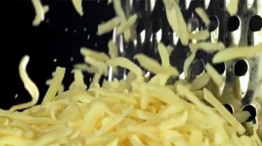 Rendelenmiş peynir düşer. 1000 fps 'de yüksek hızlı bir kamerayla çekildi. Yüksek kaliteli FullHD görüntüler