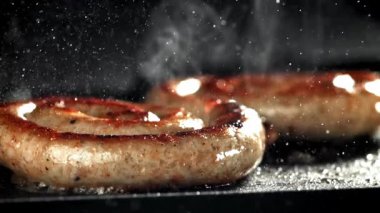 Sosisler ızgara. 1000 fps 'de yüksek hızlı bir kamerayla çekildi. Yüksek kaliteli FullHD görüntüler
