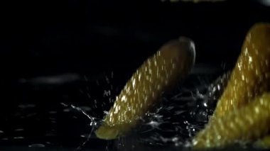 Salatalık turşusu salamura suya düşer. 1000 fps 'de yüksek hızlı bir kamerayla çekildi. Yüksek kaliteli FullHD görüntüler