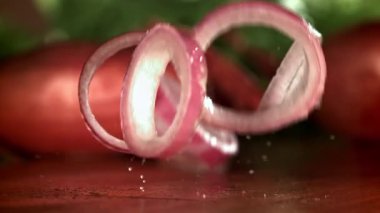 Doğranmış soğan kesme tahtasına düşer. 1000 fps 'de yüksek hızlı bir kamerayla çekildi. Yüksek kaliteli FullHD görüntüler