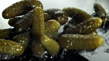 Salatalık turşusu ıslak masaya düşer. 1000 fps 'de yüksek hızlı bir kamerayla çekildi. Yüksek kaliteli FullHD görüntüler