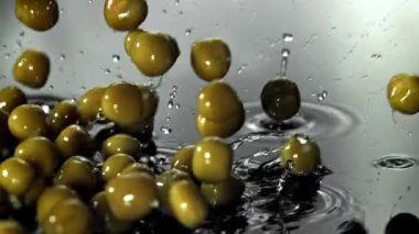 Bezelye konservesi ıslak masaya düşer. 1000 fps 'de yüksek hızlı bir kamerayla çekildi. Yüksek kaliteli FullHD görüntüler