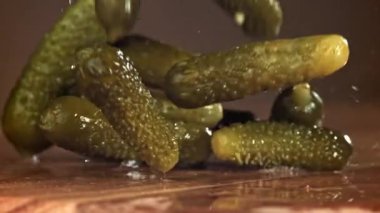 Salatalık turşusu ahşap bir masaya düşer. 1000 fps 'de yüksek hızlı bir kamerayla çekildi. Yüksek kaliteli FullHD görüntüler