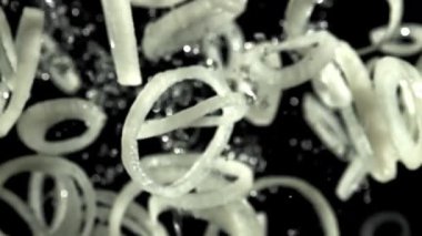 Doğranmış soğan halkaları yukarı aşağı uçuyor. 1000 fps 'de yüksek hızlı bir kamerayla çekildi. Yüksek kaliteli FullHD görüntüler
