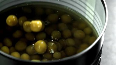 Bezelye konservesi kavanoza düşer. 1000 fps 'de yüksek hızlı bir kamerayla çekildi. Yüksek kaliteli FullHD görüntüler