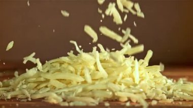 Izgara peynir ahşap tahtaya düşer. 1000 fps 'de yüksek hızlı bir kamerayla çekildi. Yüksek kaliteli FullHD görüntüler