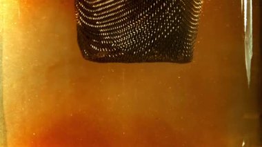 Sıcak suda çay demlemek için süzgeç. 1000 fps 'de yüksek hızlı bir kamerayla çekildi. Yüksek kaliteli FullHD görüntüler