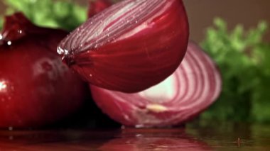 Soğan ıslak bir kesme tahtasına düşer. 1000 fps 'de yüksek hızlı bir kamerayla çekildi. Yüksek kaliteli FullHD görüntüler