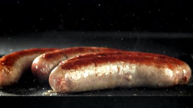 Sosisler yağ damlatarak tavada kızartılır. 1000 fps 'de yüksek hızlı bir kamerayla çekildi. Yüksek kaliteli FullHD görüntüler