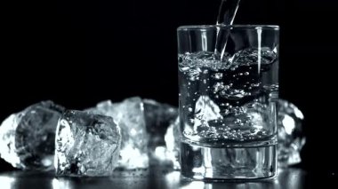 Votka bardağa doldurulur. 1000 fps 'de yüksek hızlı bir kamerayla çekildi. Yüksek kaliteli FullHD görüntüler