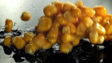 Konserve mısır ıslak masaya düşer. 1000 fps 'de yüksek hızlı bir kamerayla çekildi. Yüksek kaliteli FullHD görüntüler