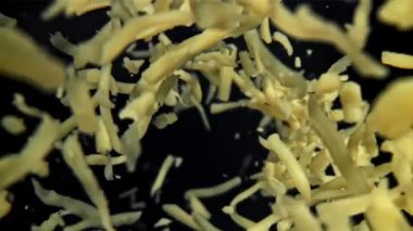 Rendelenmiş peynir düşer. 1000 fps 'de yüksek hızlı bir kamerayla çekildi. Yüksek kaliteli FullHD görüntüler